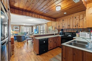 Fridge, microwave, oven, stovetop - Turtle Bay Cottage- 4BR Home- Ping Pong, Corn Hole (North Myrtle Beach)