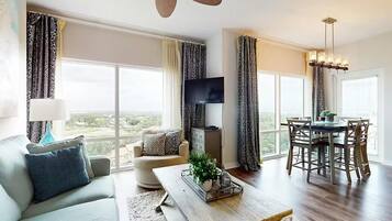 Condo, 1 cama King size y sofá cama (Luau I 7010) | Área de sala de estar