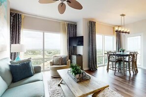 Condo, 1 cama King size y sofá cama (Luau I 7010) | Área de sala de estar
