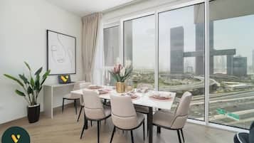Apartamento de lujo, balcón, vistas a la ciudad | Servicio de comidas en la habitación