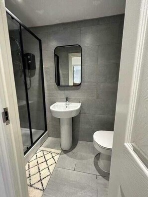 Shower, towels, shampoo - Attractive, Central, Spacious, Home with Parking (Oxford)