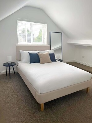 6 bedrooms, iron/ironing board, WiFi, bed sheets - Attractive, Central, Spacious, Home with Parking (Oxford)