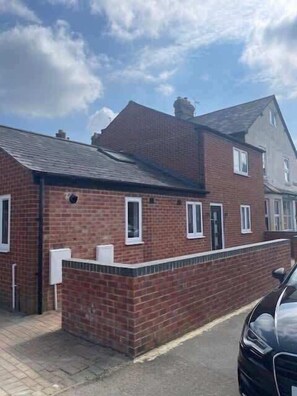 Exterior - Attractive, Central, Spacious, Home with Parking (Oxford)
