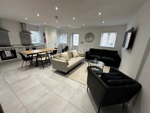 Living area - Attractive, Central, Spacious, Home with Parking (Oxford)