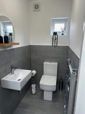Bathroom - Attractive, Central, Spacious, Home with Parking (Oxford)