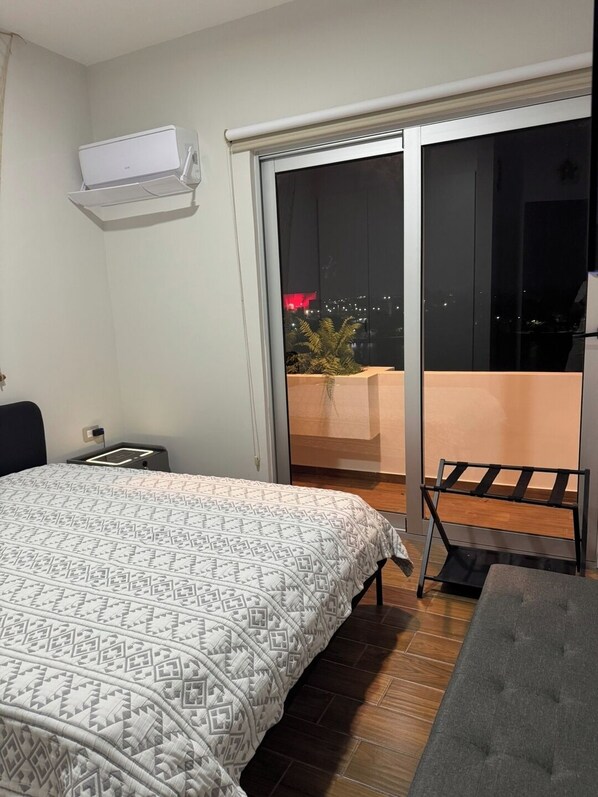 2 habitaciones, tabla de planchar con plancha, wifi y ropa de cama 