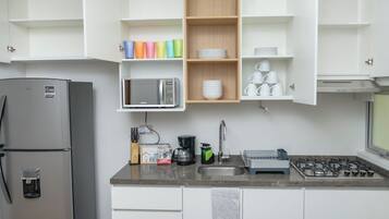 Frigorífico, microondas, horno y placa de cocina