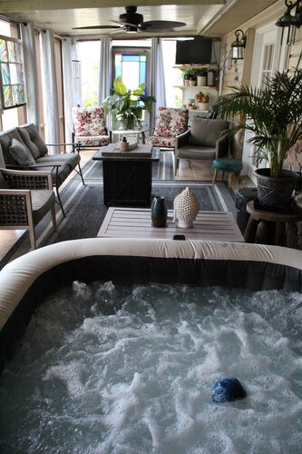 Private King Patio Suite w/Hot Tub