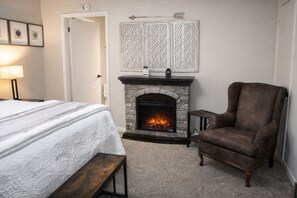 Room - Private King Patio Suite w/Hot Tub (Williamsburg)