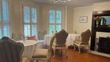 Luxury Room, Balcony, City View | Tempat makan