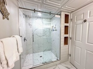 Shower, hair dryer, towels, shampoo - Oceanfront, 23rd floor Condo, Pools, Gym, Wifi (Panama City Beach)