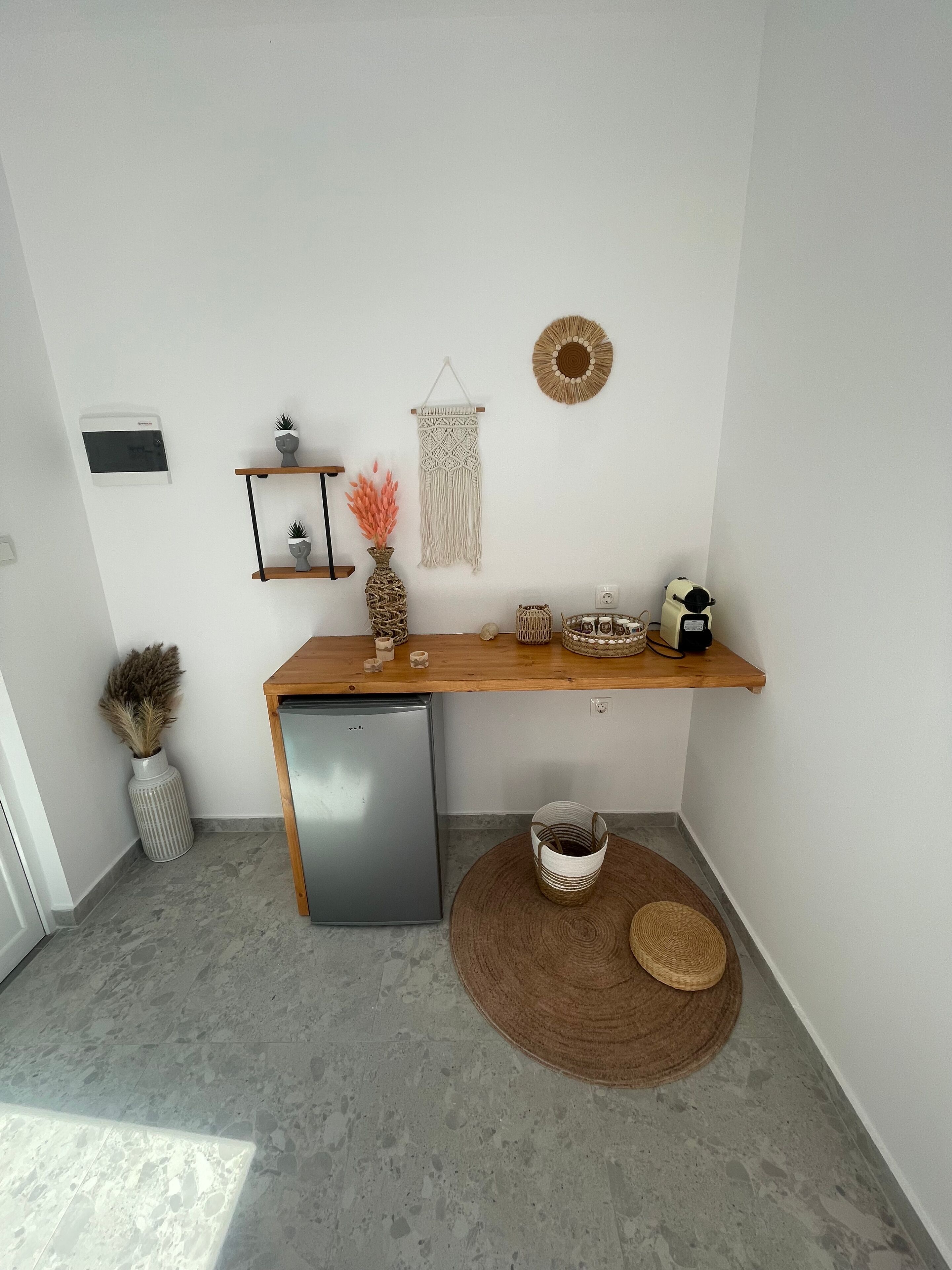 Deluxe Quadruple Room | Living area