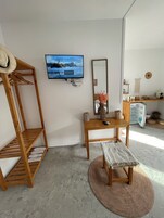 Habitación cuádruple Deluxe | Decoración individual, mobiliario individual, escritorio