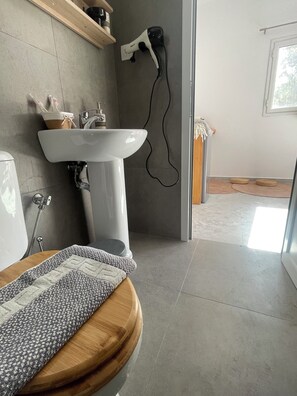 Deluxe Quadruple Room, Mountain View | Bathroom - casa bella himara (Himara)
