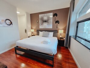 2 bedrooms, desk, iron/ironing board, free WiFi - Vantage / King Bed / Elevator / 65"TV / Ensuite (Philadelphia)