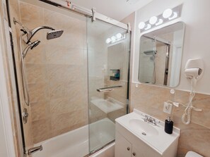 Hair dryer, towels, soap, shampoo - Vantage / King Bed / Elevator / 65"TV / Ensuite (Philadelphia)