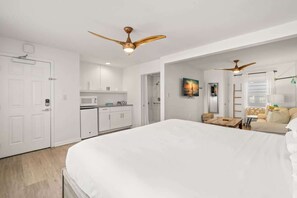 1 habitación, escritorio, tabla de planchar con plancha y cuna de viaje 