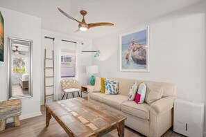 TV, offices - Handicap Accessible Suite in Clearwater Beach (Clearwater)