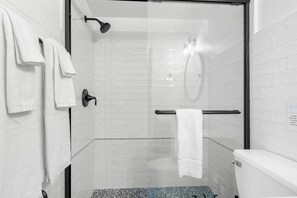 Dusche, Haartrockner, Handtücher, Shampoo