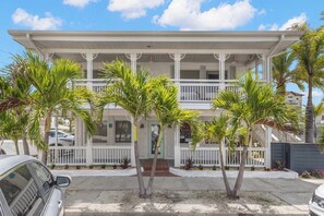 Unclassified image, 3 of 30, button - Coastal Suite - Sparkling Pool, Steps to the Beach (Clearwater)