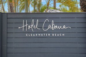 Puinen kyltti, jossa lukee »Hotel Cabana» ja »Clearwater Beach».