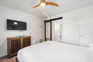 1 bedroom, desk, iron/ironing board, travel cot - NEW! North Petite Room | Steps to the Beach! (Clearwater)
