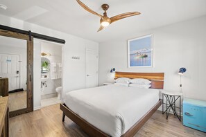 1 bedroom, desk, iron/ironing board, travel cot - NEW! North Petite Room | Steps to the Beach! (Clearwater)
