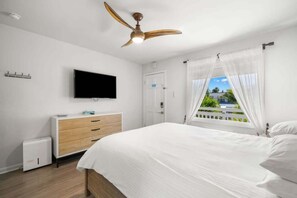 1 bedroom, desk, iron/ironing board, travel cot - NEW! South Petite Room | Steps to the Beach! (Clearwater)