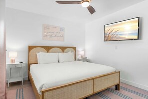 2 bedrooms, iron/ironing board, travel cot, WiFi - Stunning 2BR Suite, Just Steps to the Beach (Clearwater)