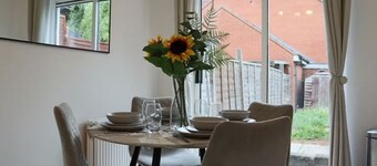 Central 3 Bed Home, Parking Garden Milton Keynes