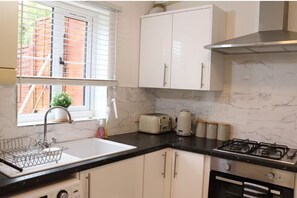 Private kitchen - Central 3 Bed Home, Parking Garden Milton Keynes (Bradwell Common)