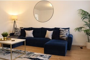 Living area - Central 3 Bed Home, Parking Garden Milton Keynes (Bradwell Common)