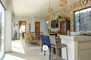 Casa Premium, acceso a la piscina, vistas a la piscina | Cocina privada