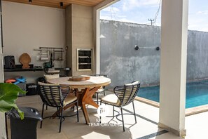 Casa premium, acesso à piscina, vista para a piscina | Opções para refeição ao ar livre