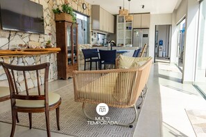 Casa Premium, acceso a la piscina, vistas a la piscina | Zona de estar