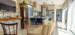 Premium House, Pool Access | Living area | 46-inch Smart TV with digital channels, Netflix, streaming services - Casa Vale do Sal - Salinópolis - PA (Salinópolis)