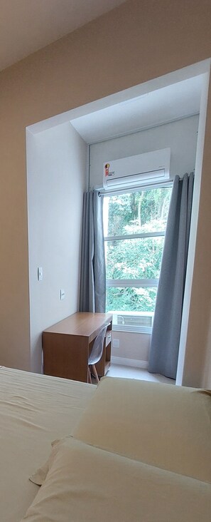 Iron/ironing board, WiFi, bed sheets - Quiet apartment, excellent location in Copacabana, 5 minutes from the beach. (Rio de Janeiro)