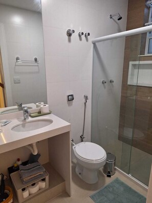 Shower, hair dryer, towels, toilet paper - Quiet apartment, excellent location in Copacabana, 5 minutes from the beach. (Rio de Janeiro)