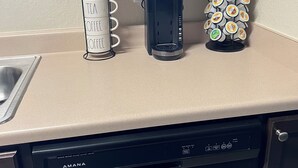 A kitchen with a coffee maker, a tea dispenser, and a coffee pod holder. - Home away from home (Palacios)