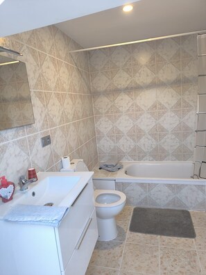 Bathroom - Vrbo Property (Lens)