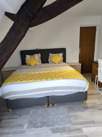 4 bedrooms, Internet, bed sheets. COSY room near the large Pairi Daiza park and Mons