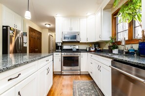Fridge, microwave, oven, dishwasher - The Ultimate Irish Getaway | 1.5 Miles from Campus (South Bend)