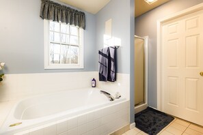 Shower, towels - The Ultimate Irish Getaway | 1.5 Miles from Campus (South Bend)