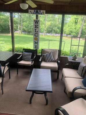 Outdoor dining - The Ultimate Irish Getaway | 1.5 Miles from Campus (South Bend)