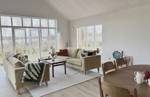 Living area - Stunning lakeside retreat in Småland – sauna and generous social spaces (Långstorp)