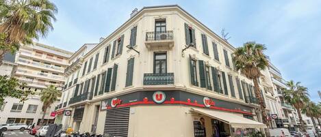 المنشأة من الخارج