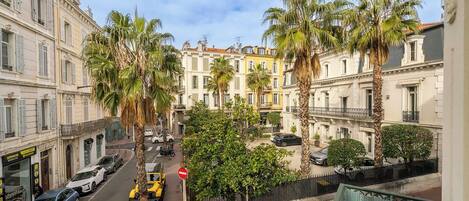 المنطقة المحيطة بالمنشأة