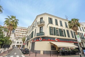 A Uitaly hotel with a white facade, green shutters, and a balcony. - Le 10 Jean Daumas Studio avec Loggia (Cannes)