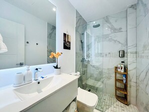Dusche, Haartrockner, Handtücher, Toilettenpapier