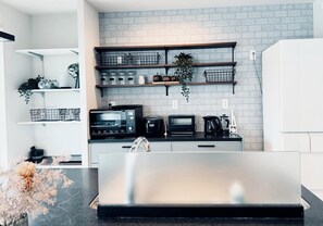 Refrigerador, microondas, lavavajillas y utensilios de cocina 